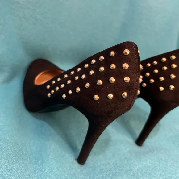Black heels with gold studs - Picture 4 of 7